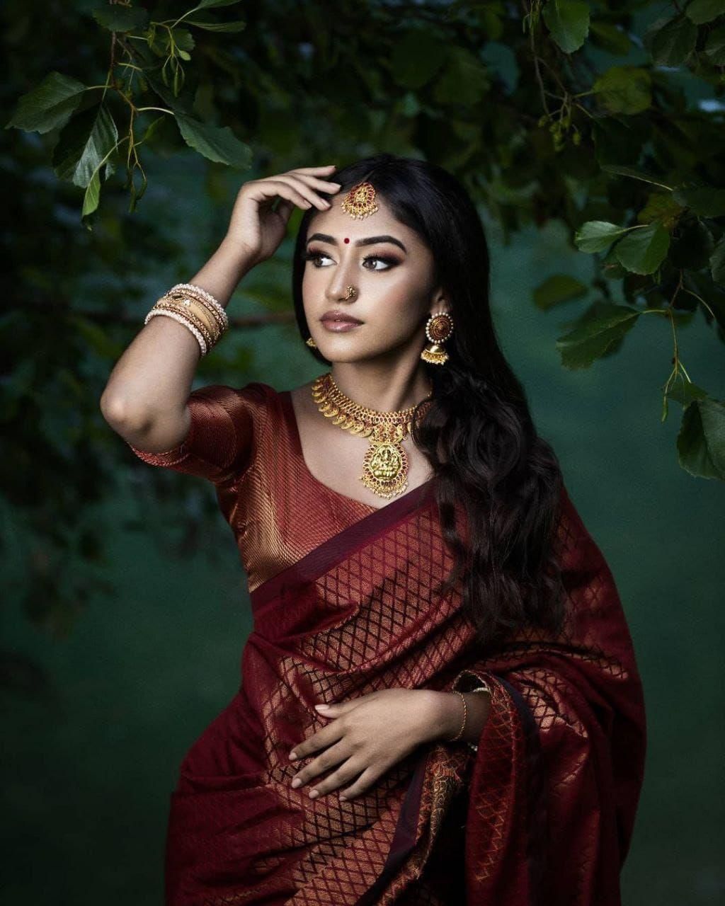 Jashiya Women's Jacquard Silk Saree - Elegance in Beige | Complete Saree Combo